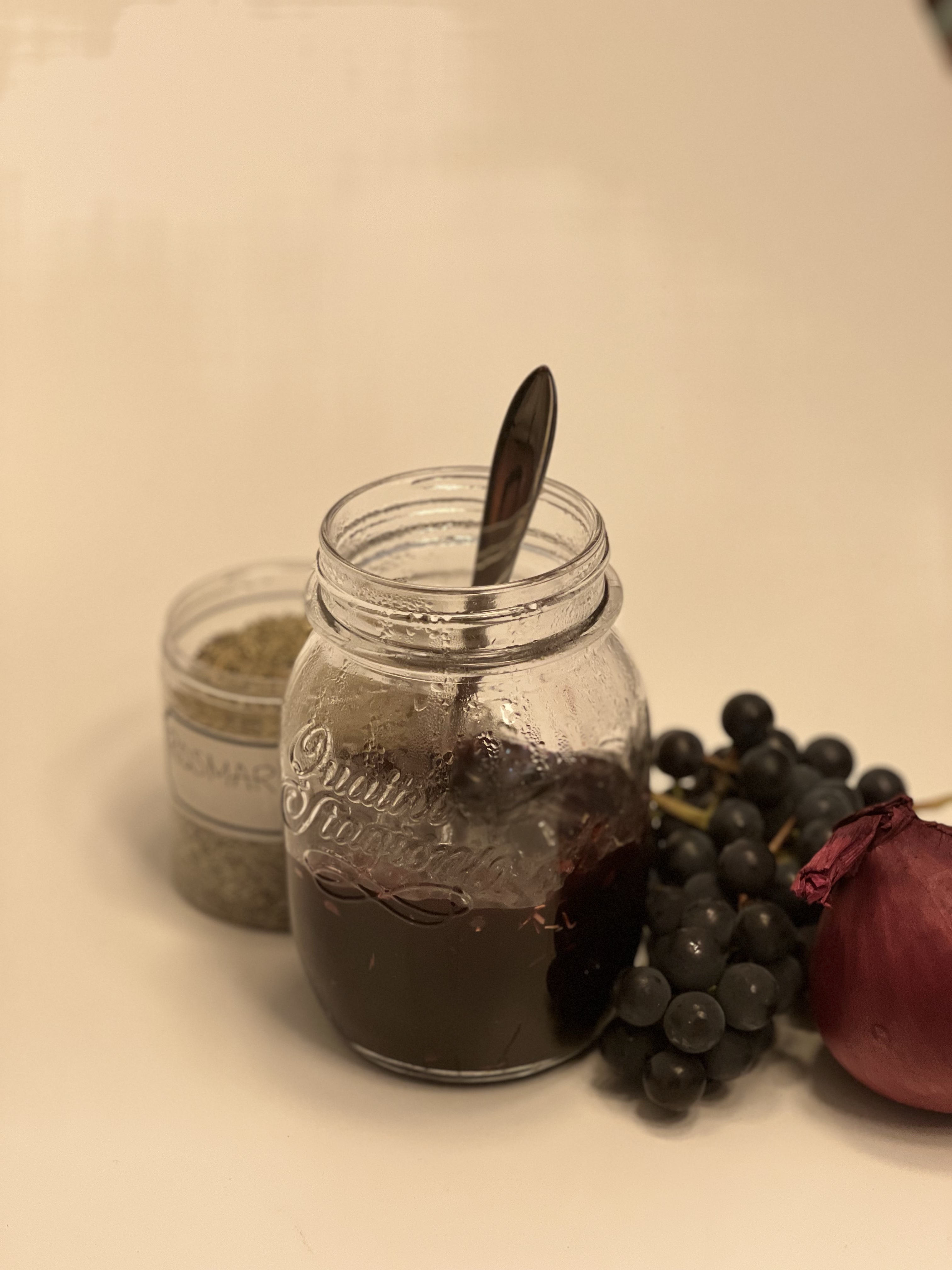 Vindruvs- och rödlöksmarmelad